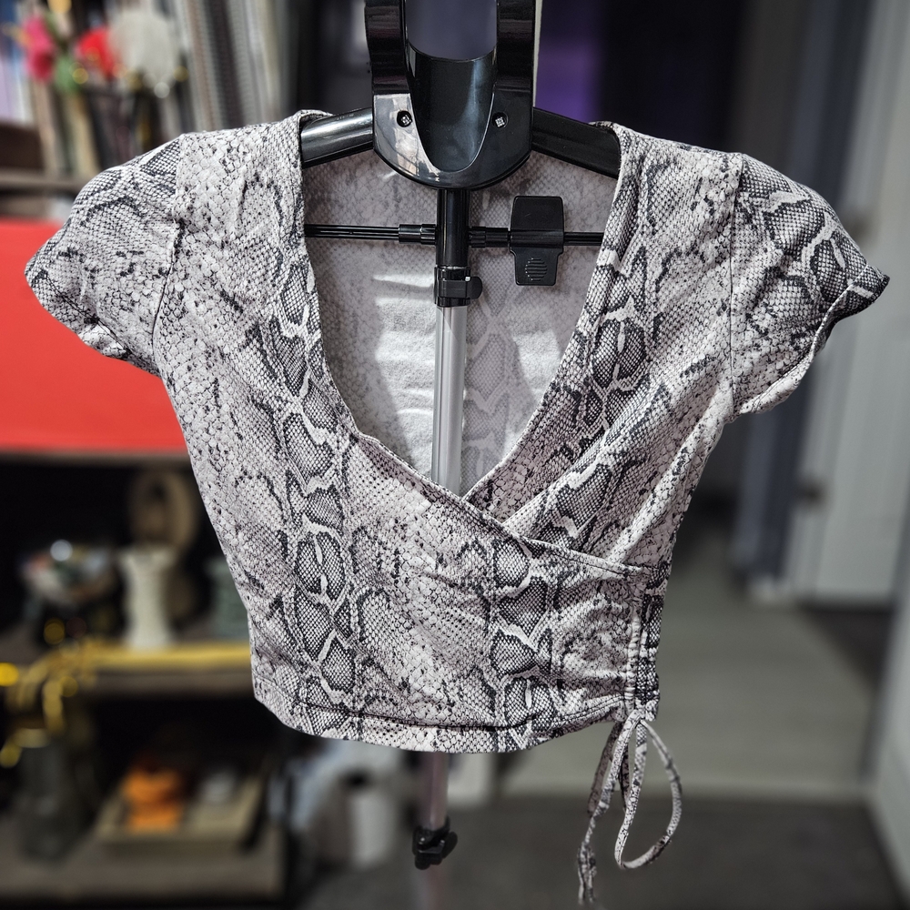 Forever 21 Gray Snake Print Crop Top Sz S 3-1014